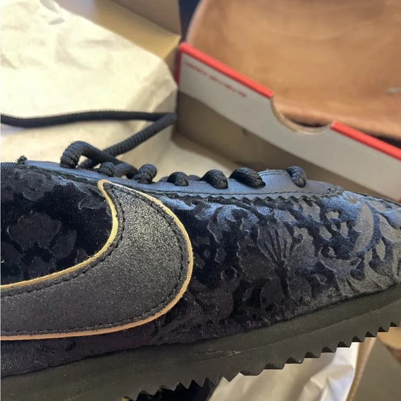 Authentic Black velvet Nike Cortez w/ gold size 7 New in box - Picture 14 of 15